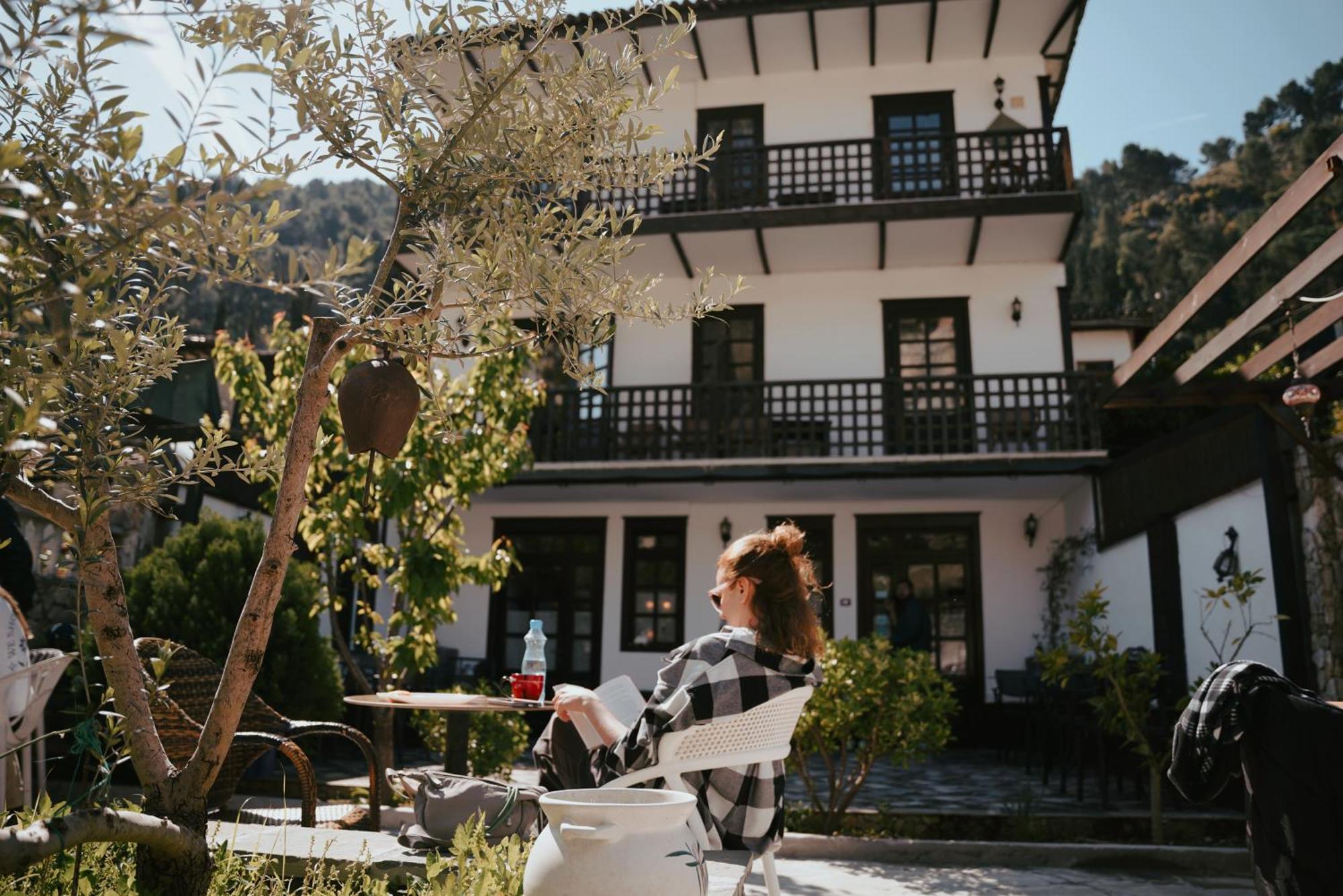 Maya Hostel Берат Экстерьер фото