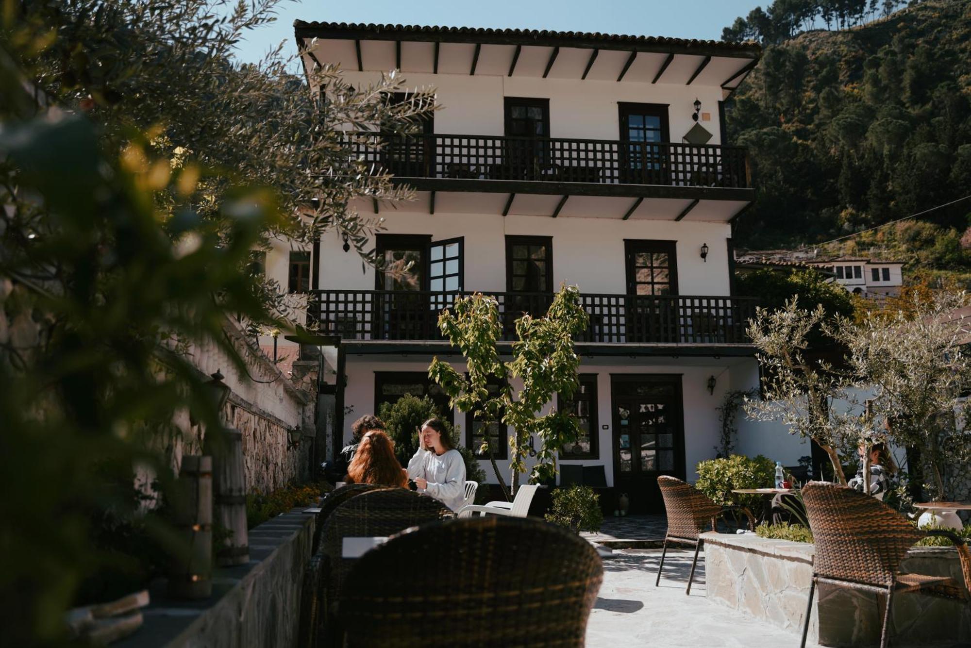 Maya Hostel Берат Экстерьер фото