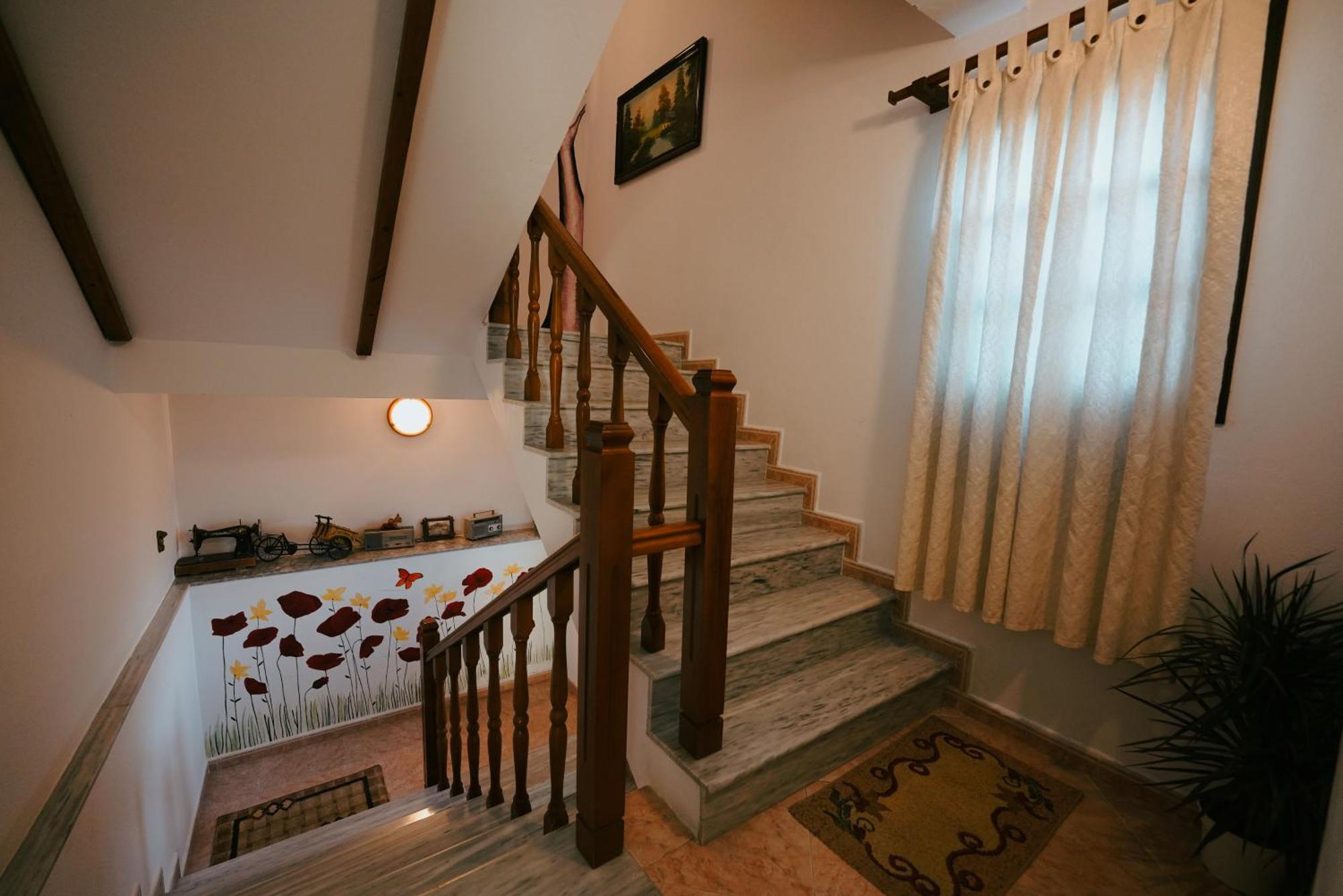 Maya Hostel Берат Экстерьер фото