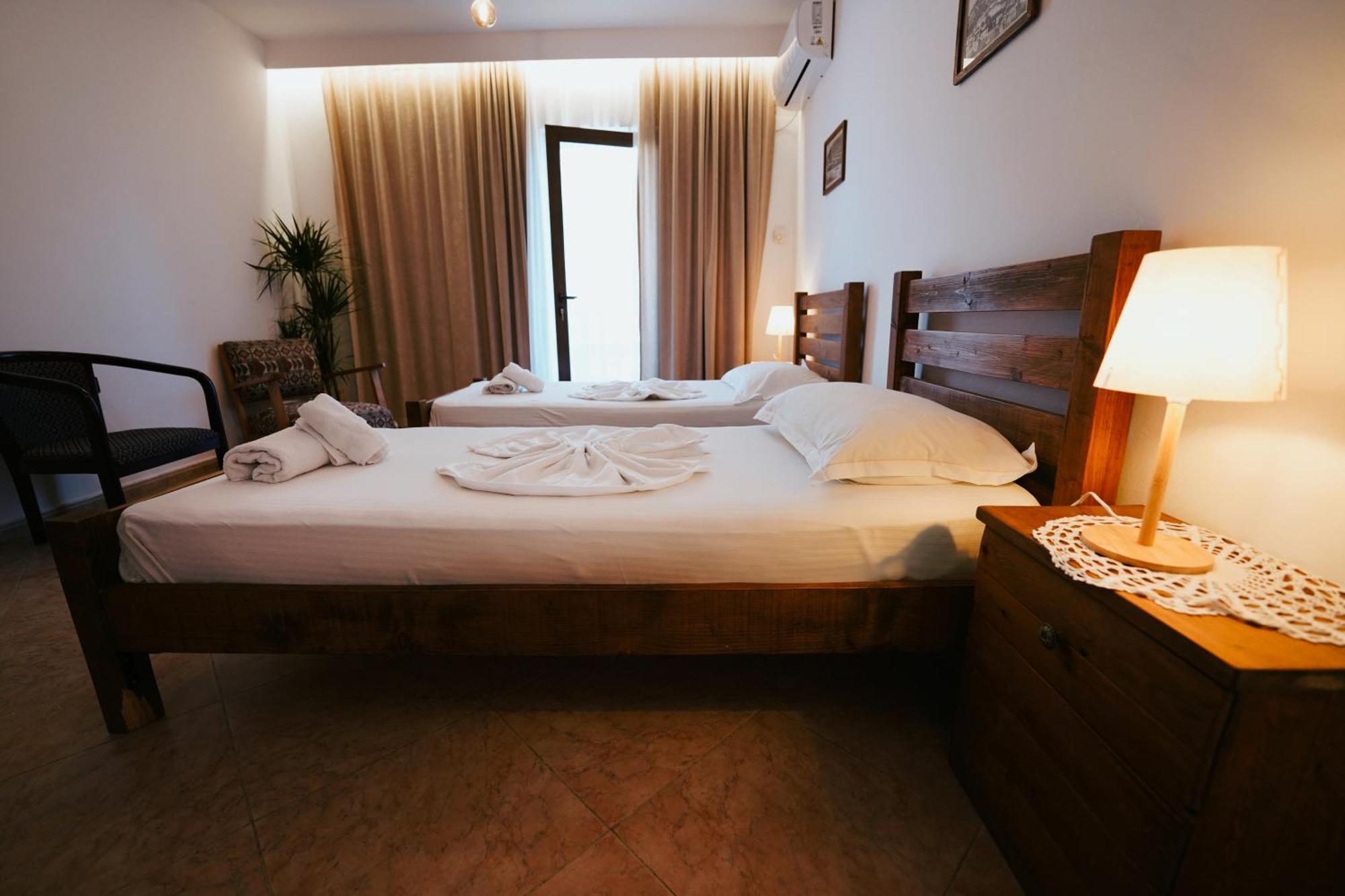 Maya Hostel Берат Экстерьер фото